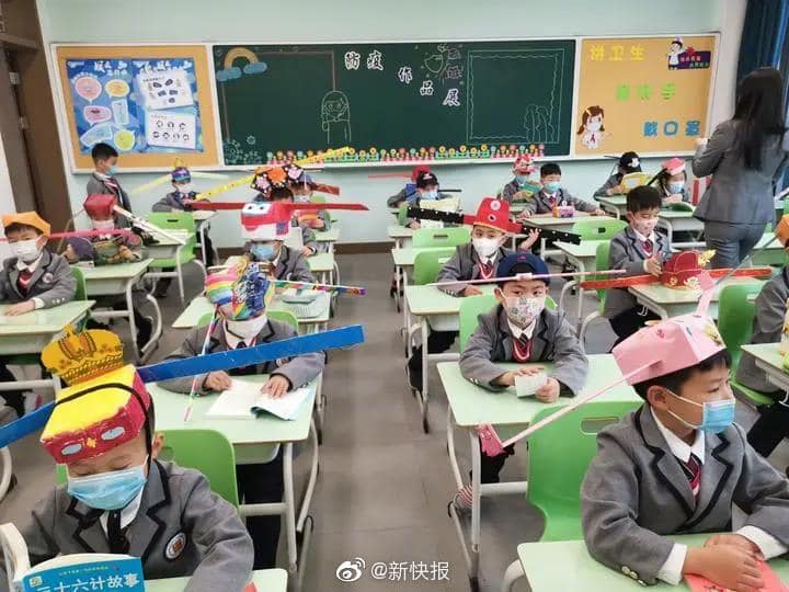โรงเรียนประถมในจีน ผุดไอเดียน “หมวก 1เมตร″ให้นักเรียนใส่มาโรงเรียนในวันเปิดเทอมวันแรก