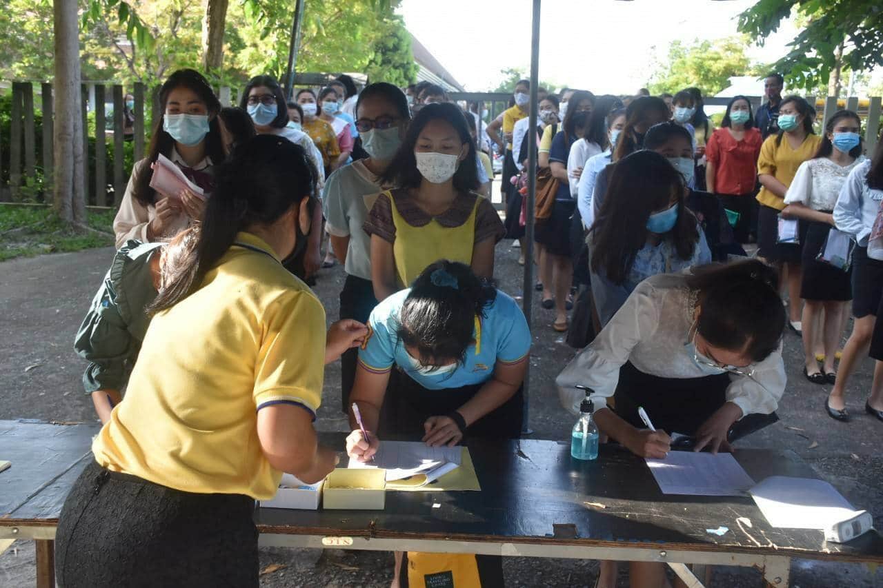 สอบบรรจุครูผู้ช่วย เป็นวันแรก ผู้เข้าสอบล้นหลามกว่า 150,000 คนทั่วประเทศ เข้มทุกมาตรการคัดกรองโควิด-19